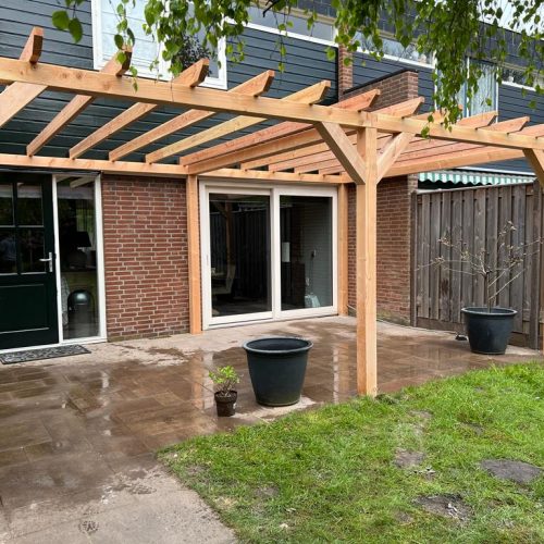 Pergola tegen woning