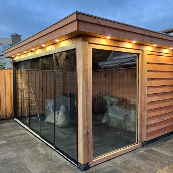Exclusief tuinhuis met glaswand en verlichting