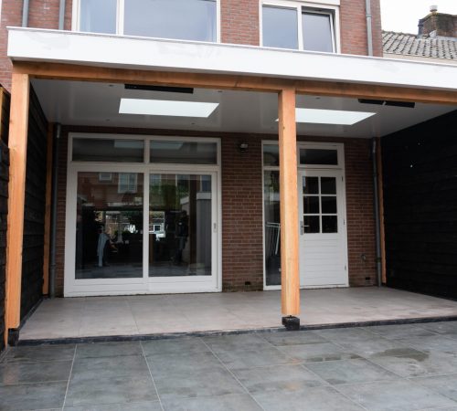 Aanbouwoverkapping met lichtstraat