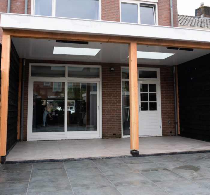 Aanbouwoverkapping met lichtstraat