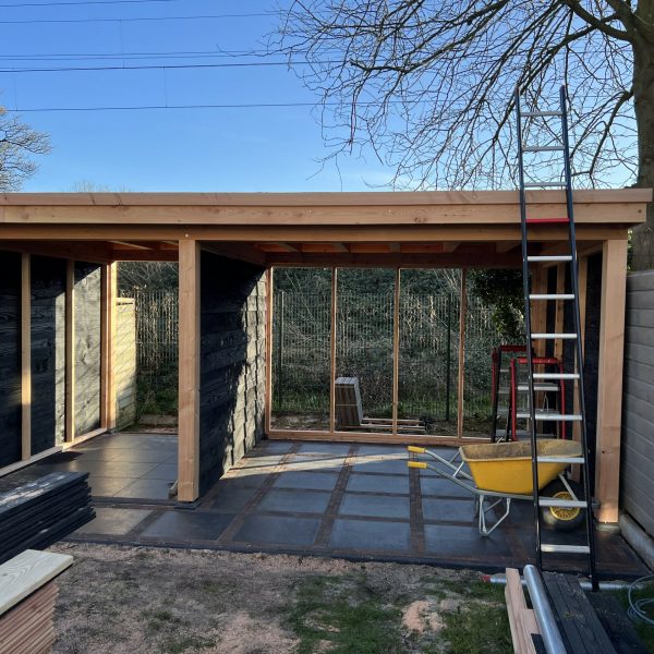 Overkapping in aanbouw met schuur