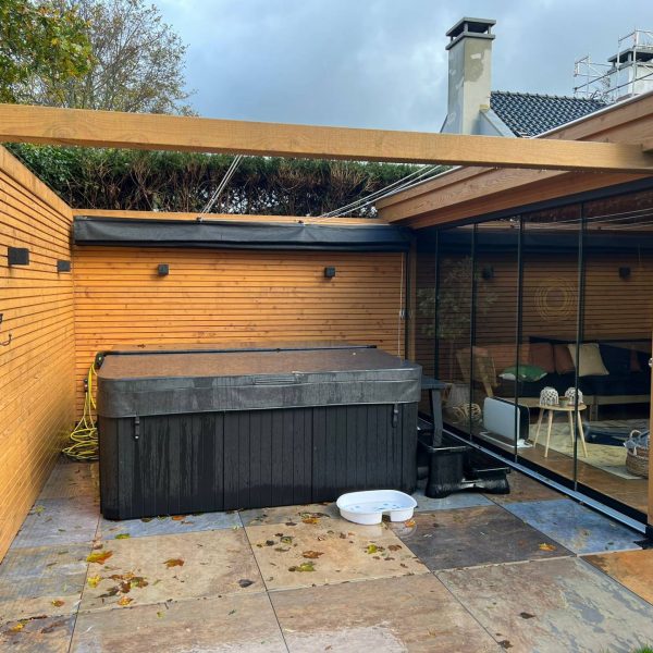 Tuinhuis op maat met overkapping jacuzzi