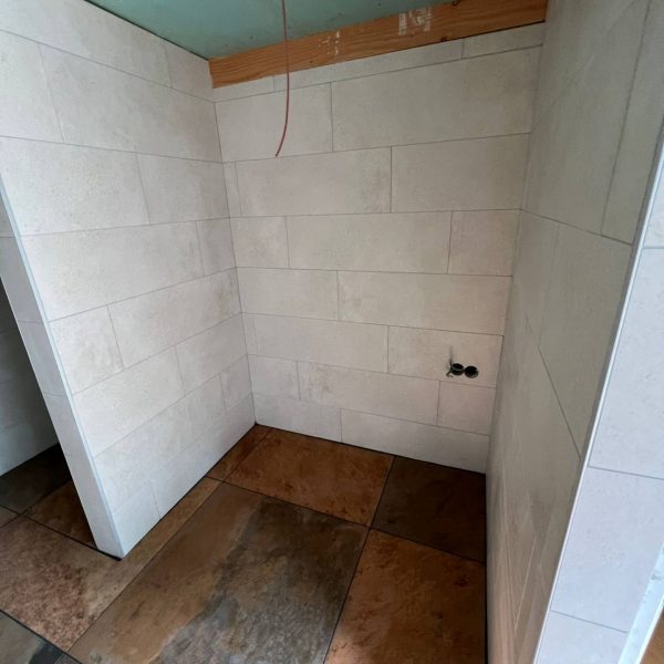 Badkamer gemaakt in tuinhuis en geïsoleerd