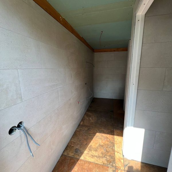 Badkamer gemaakt in tuinhuis, geïsoleerd en voorzien van elektra
