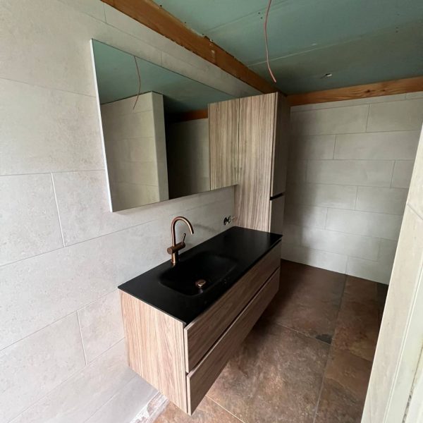 Badkamer in luxe overkapping met tuinhuis voor jacuzzi