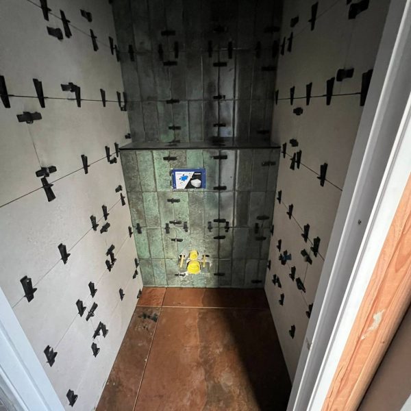 Toiletruimte in badkamer in luxe tuinhuis met overkapping voor jacuzzi