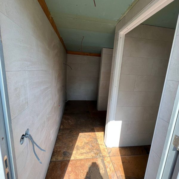 sanitaire ruimte in luxe tuinhuis met overkapping voor jacuzzi