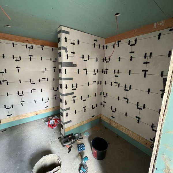 toilet ruimte met tegels in luxe tuinhuis met overkapping voor jacuzzi in aanbouw