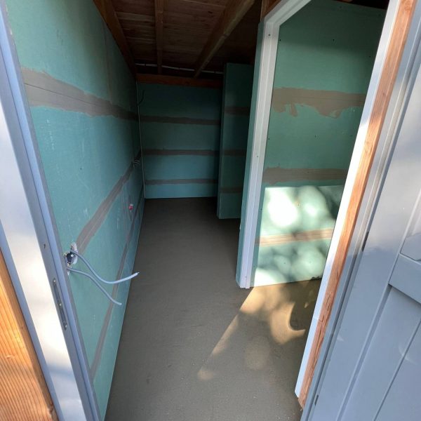 Badkamer geëgaliseerd en voorzien van isolatie in tuinhuis