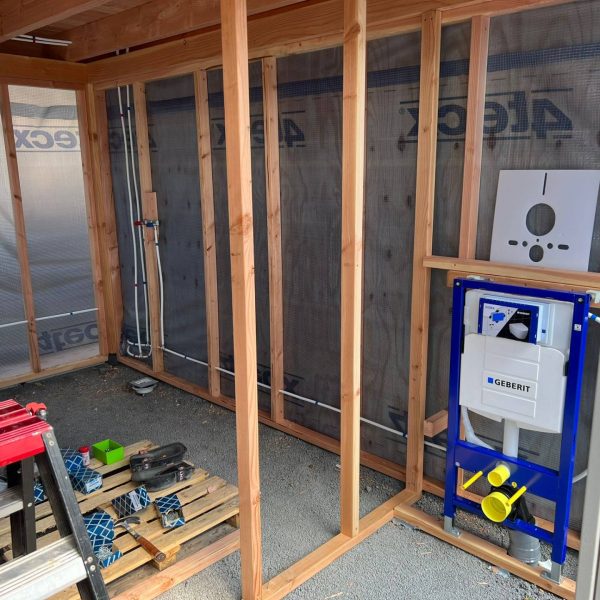 Badkamer in tuinhuis met Geberit Toilet in Hoofddorp
