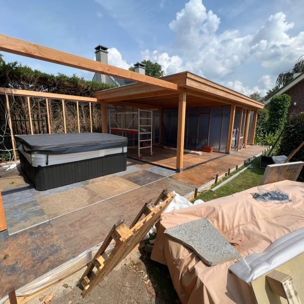 Tuinhuis met schuur en overkapping voor jacuzzi