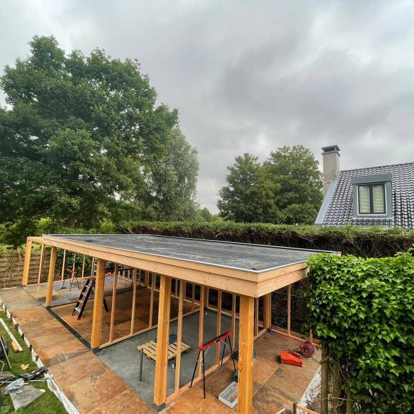 Tuinhuis op maat voor Jacuzzi in aanbouw raamwerk