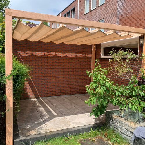 Pergola met schaduwdoek
