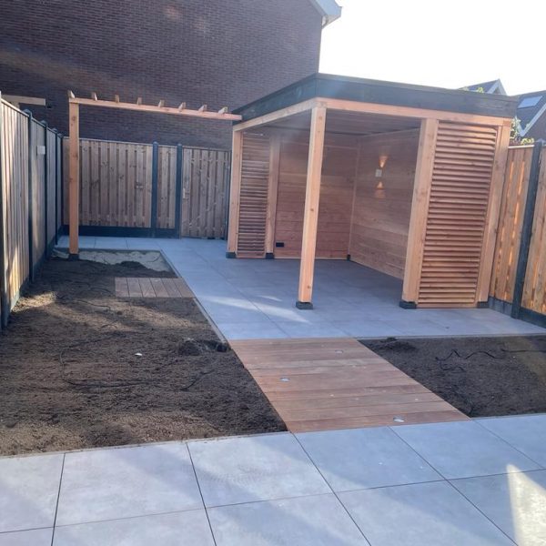 Schutting en bestrating tuin