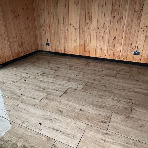 Tuinhuis op maat met schuur met keramische tegels houtlook
