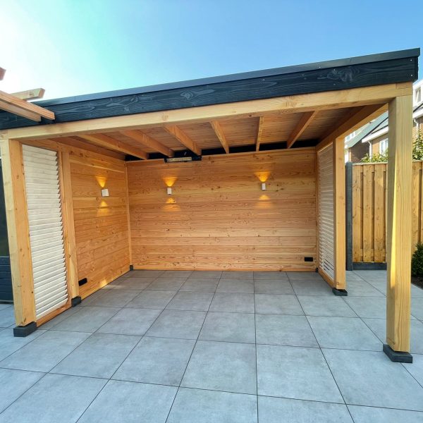 Tuinoverkapping met verlichting